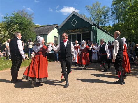 Youngsters keep Welsh traditions alive - alt.cardiff