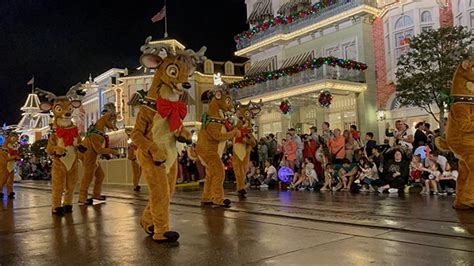 The Disney World Christmas parade returns to normal - KennythePirate.com