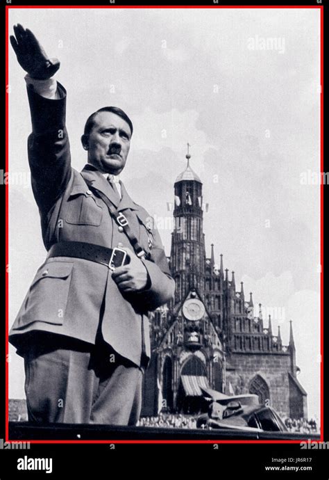 Führer Adolf Hitler in Uniform gibt Nazi Heil Hitler salute von seinem Auto während ein Nazi ...