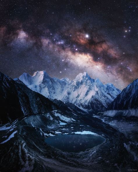 The Milky Way over Snow Capped Himalayas | Astronomy pictures, Milky ...