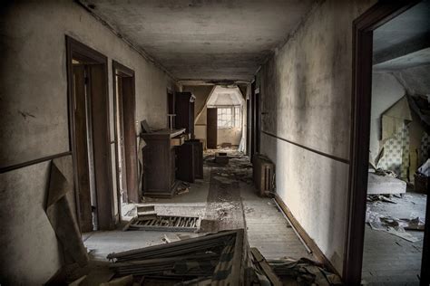 Creepy hallway in an abandoned mansion - Belgium [3000x2000] : r/AbandonedPorn