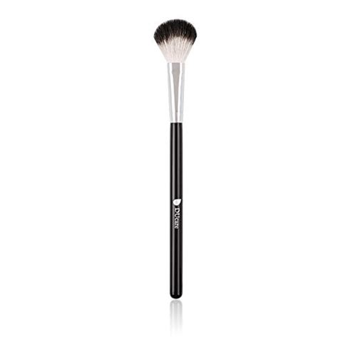 8 Best Highlighter Brushes For The Perfect Makeup