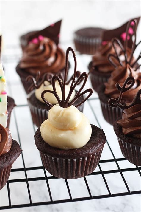 Easy Chocolate Cupcake Decorating - Handle the Heat