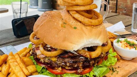 Sydney man becomes first to beat viral big burger challenge at Hunter ...