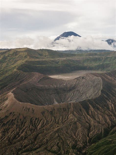 7 Largest Craters on Earth | Times Now