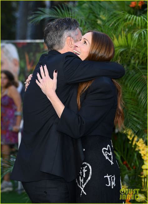 George & Amal Clooney Pose with Julia Roberts at 'Ticket to Paradise' Premiere!: Photo 4812838 ...