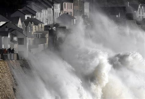 Three dead as Storm Ophelia batters Ireland | GMA News Online