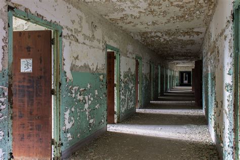 Hallway of an Abandoned Mental Hospital, 2016 [OC] [4272 x 2848] : AbandonedPorn