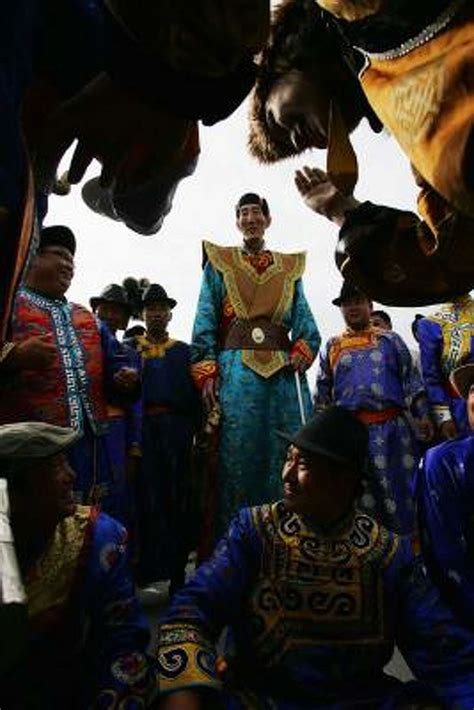 World's tallest man gets married