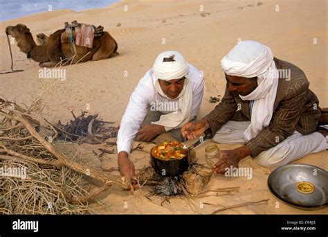 Tunisia, Kebili Governorate, Douz, cooking lamb stew in the desert Stock Photo - Alamy