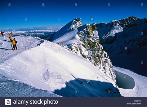 Skiers hiking up to Blackcomb Glacier, Blackcomb Mountain, Whistler Stock Photo: 55988188 - Alamy