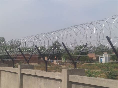 Silver Galvanized Iron Concertina Wire Fencing, For Industrial, Material Grade: Gi, Rs 60 ...