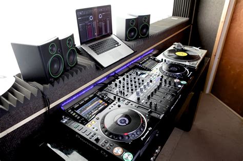 DJ Setup with Speakers Photos (Inspiration & Ideas) - DJ Setup at ...