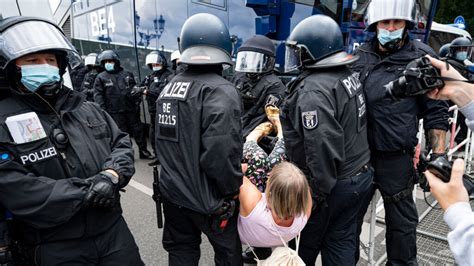 German Vaccination Protesters Clash With Police | theTrumpet.com