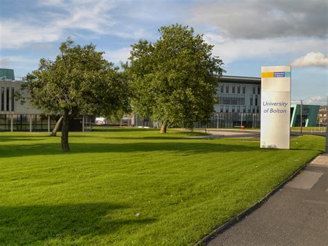 University of Bolton, Deane Campus © David Dixon cc-by-sa/2.0 :: Geograph Britain and Ireland