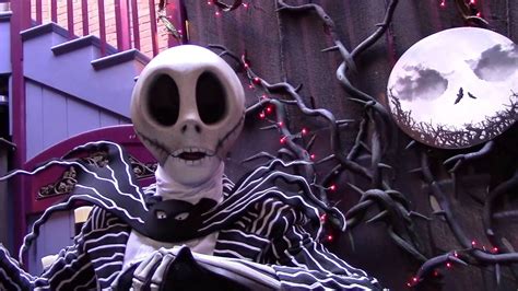 Jack Skellington makes unique Christmas decorations at Disneyland - YouTube