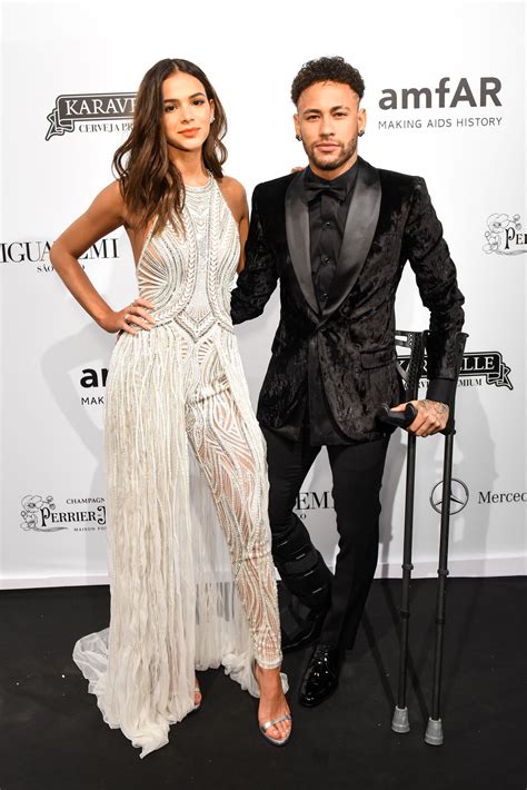 Um giro pelo tapete vermelho do gala da amfAR 2018 em São Paulo | Ideias fashion, Neymar e bruna ...