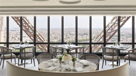 Eiffel Tower: the world renowned restaurant Jules Verne reopens its doors