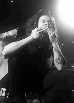 Kiss Harrystyles GIF - Kiss Harrystyles Harry - Discover & Share GIFs ...