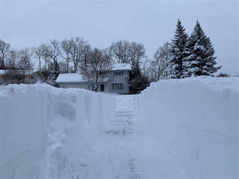 Duluth, northeastern Minnesota dig out from nearly 2 feet of snow | MPR ...