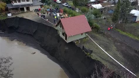 Una casa quedó al borde de caer a un estero tras las mortales inundaciones en Chile - CNN Video