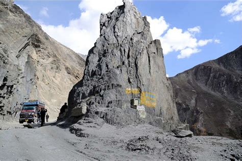 12 Dangerous Roads in India that could Kill You