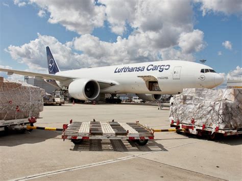 Lufthansa Cargo widens portfolio for worldwide transport of Covid-19 vaccines - LogisticsGulf