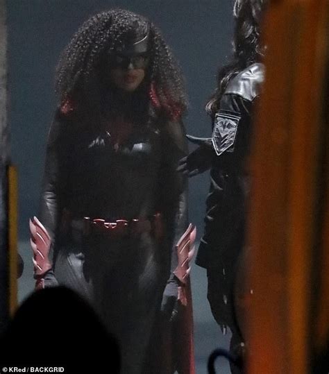 Javicia Leslie debuts her Batwoman suit as the actress films for the ...