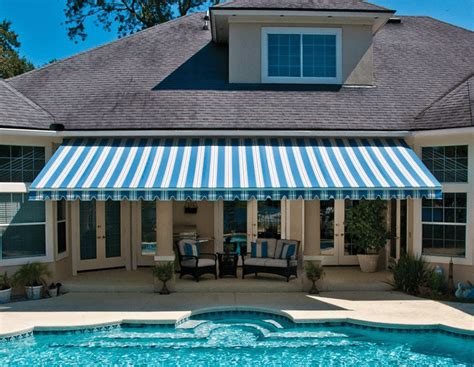 Awning Construction: 3 Reasons to Go with Pros over DIY