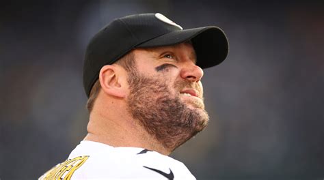 Steelers QB Ben Roethlisberger throws to teammates, trims beard