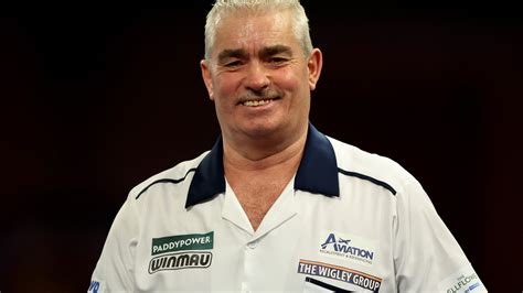 Darts legend announces shock retirement to end record-breaking run ...