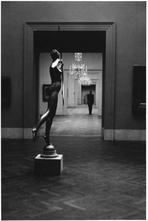 Elliott Erwitt - Metropolitan Museum, New York, 1949 -Elliott Erwitt(Black and White Photography ...