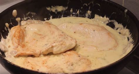 Les escalopes de poulet aux champignons et à la crème fraîche - La Recette