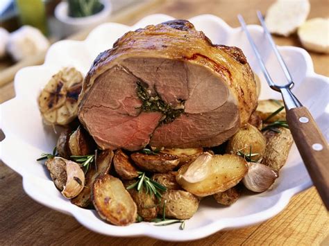 Roast lamb with Potatoes and Rosemary Recipe | EatSmarter