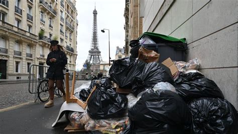 French bin strike: Paris holds its nose as waste piles up - BBC News