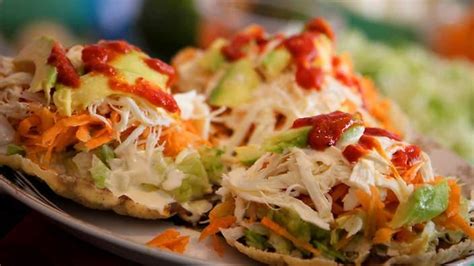 Tostadas de pollo deshebrado de 156 Kcal - Receta fácil en la app Avena