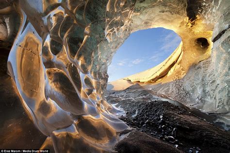 Amazing photos reveal beauty of Iceland's frozen landscapes and 1000C ...