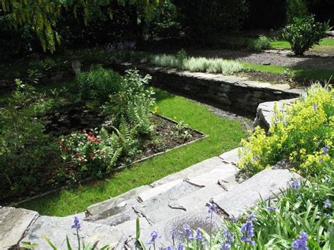 I love sunken gardens; this is nice on a small scale | Sunken garden ...