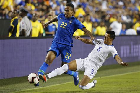 Éder Militão: The Answer To Brazil’s Right Back Woes? – Breaking The Lines