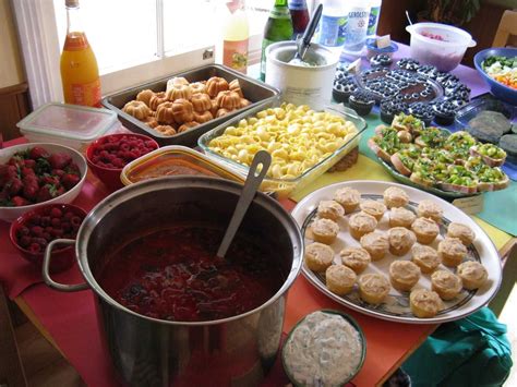 Tips to organise a potluck in your apartment
