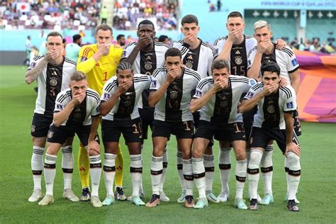 Germany players cover mouths during team photo at World Cup in FIFA ...