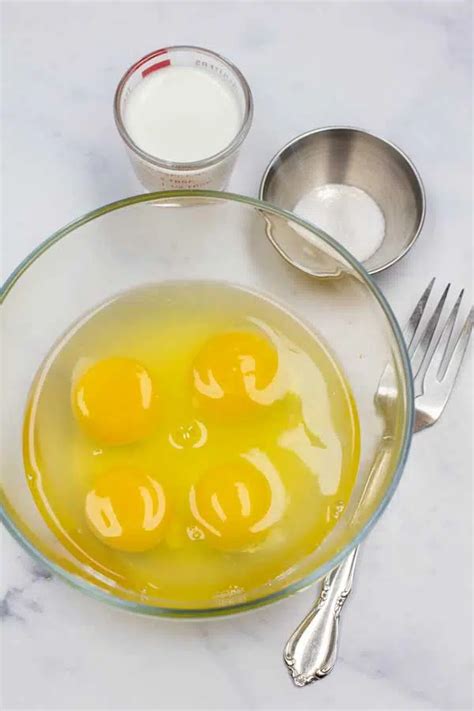 Microwave Scrambled Eggs | Bake It With Love