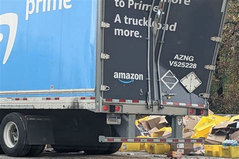 Amazon truck overturns, spills packages onto Capital Beltway - WTOP News