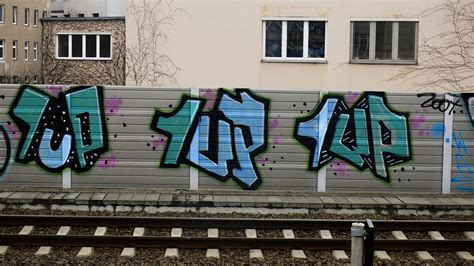 1Up 1Up 1Up | Spraypaint/ Graffiti by 1UP at Train-Station W… | Flickr