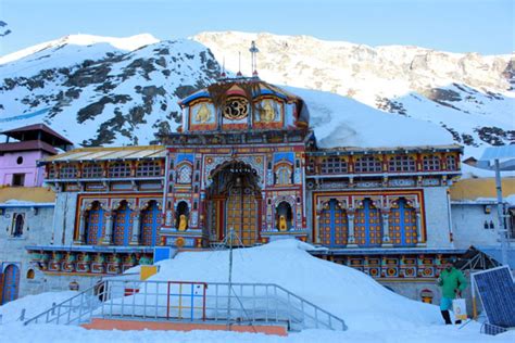 Heavy snowfall in Badrinath after 31 years - | Photo8 | India Today