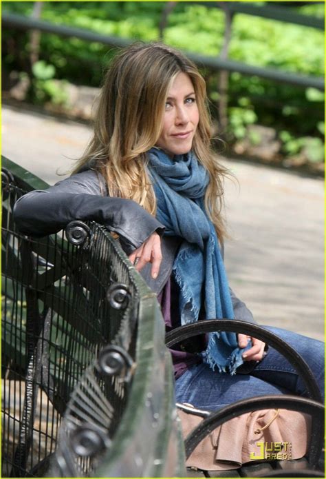 Jennifer Aniston Plays In Central Park | Jennifer aniston, Jen aniston ...