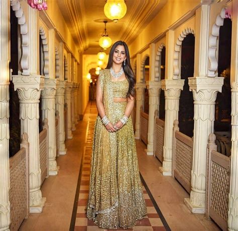 Here's What (& Who) Isha Ambani Wore At Each Of Her Wedding Functions ...