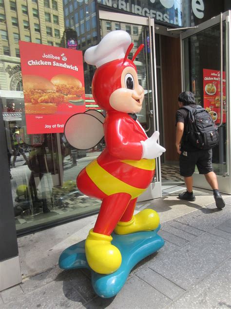 2022 Jollibee Chicken Sandwich Place Giant Bee Mascot NYC … | Flickr