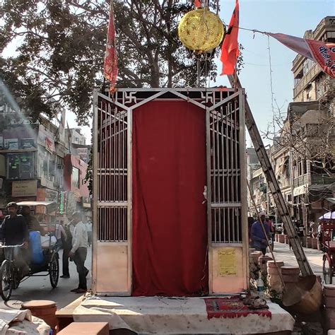 Who rebuilt the Chandni Chowk temple removed by the high court?