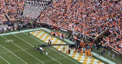 Peyton Manning escorts Dolly Parton onto field for Rocky Top rendition